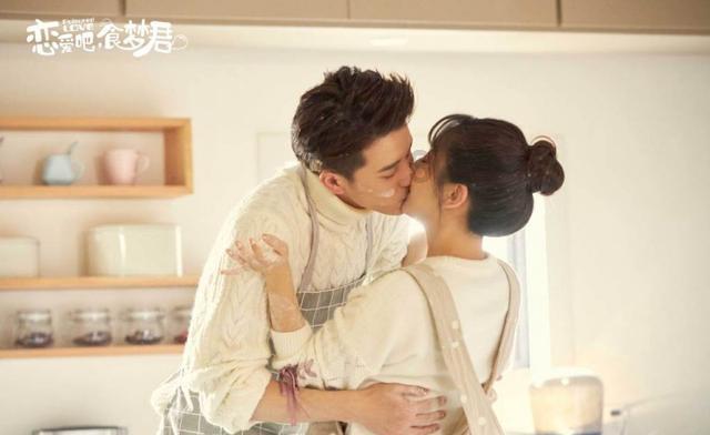高速服务区内过路旅客遭挟持，他们三人出手救人