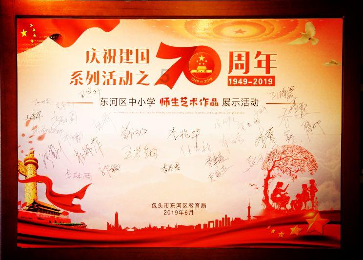 患有渐冻症的妈妈出门不小心摔倒，倒地时头部砸到狗狗身上做缓冲