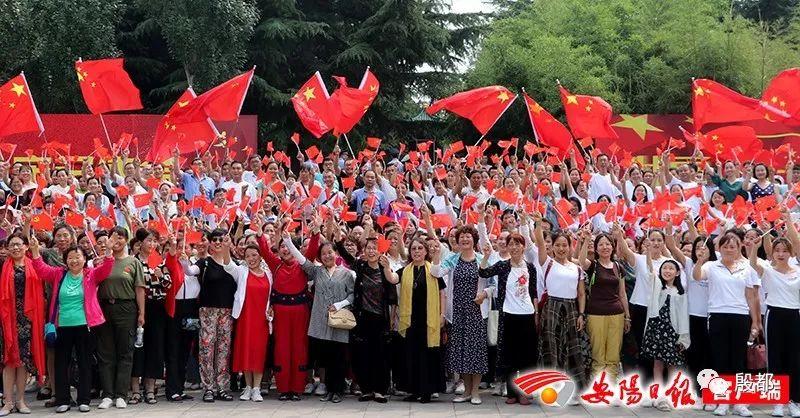 专属IP形象“崇小文”亮相
